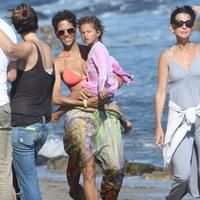 Halle Berry spends her 45th birthday on Malibu Beach photos | Picture 59748